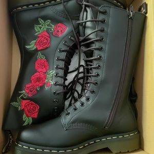 Dr. Martens Women's 14-Eye Vonda Boot Sz 8